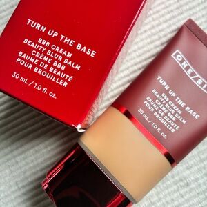 ONE/SIZE TURN UP THE BASE
BLURRING FOUNDATION - medium 3
